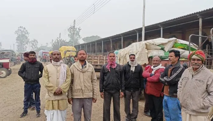 बाराबंकी: क्रय केंद्र पर नहीं हो पा रही है धान की तौल, परेशान हैं किसान