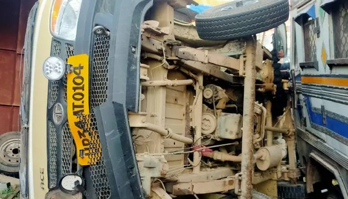 बाराबंकी: ट्रक व पिकअप में हुई जोरदार टक्कर, युवक की हालत गंभीर
