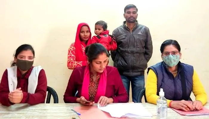 सीतापुर: आपसी मतभेद भुलाकर चार जोड़े एक साथ रहने को हुए राजी, जानें मामला