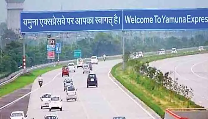 कोहरे के कारण यमुना एक्सप्रेस वे पर यीडा ने लगाया वाहनों पर ब्रेक, 15 फरवरी तक घटाई गति सीमा