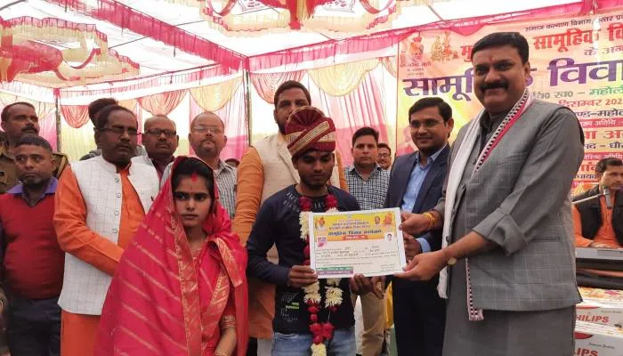 सीतापुर: बाइक से सामूहिक विवाह समारोह में पहुंचे विधायक, नवदंपत्तियों को दिया आर्शीवाद