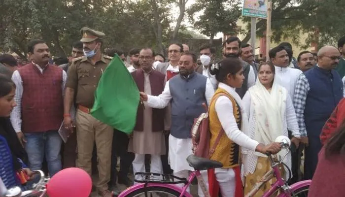 रायबरेलीः श्रम मंत्री स्वामी प्रसाद मौर्य ने एक हजार छात्र-छात्राओं को वितरित की साइकिल