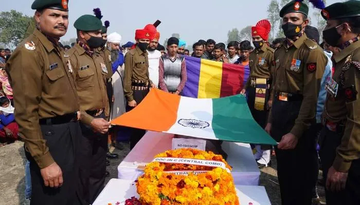 सीतापुर: सैनिक सम्मान के साथ हुआ हादसे में मृत हुए फौजी का अंतिम संस्कार