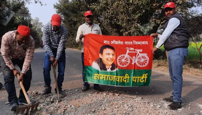 सीतापुर: सपाइयों ने सड़क को गड्ढा मुक्त करने के लिए चलाया अभियान