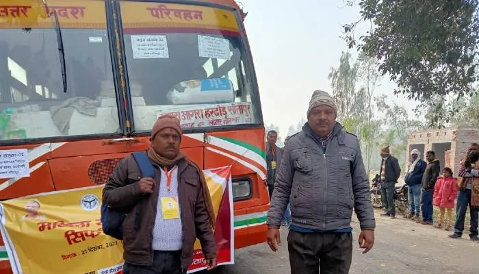 सीतापुर: नारी सशक्तिकरण सम्मेलन के लिए रवाना हुईं महिलाएं
