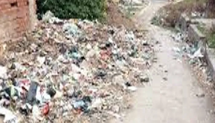 सीतापुर: नहीं आते सफाई कर्मी, गांवों में लगे कूड़े के ढेर
