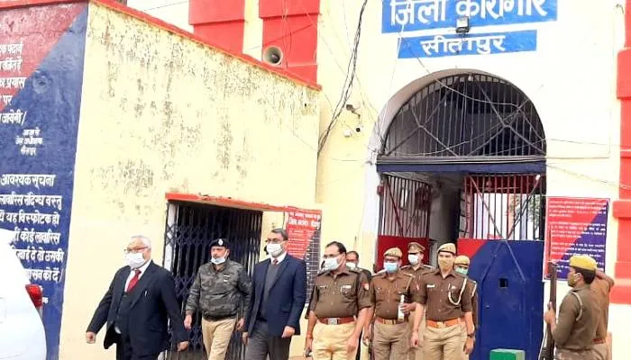 सीतापुर: जिला न्यायाधीश ने अफसरों के साथ किया जेल का निरीक्षण