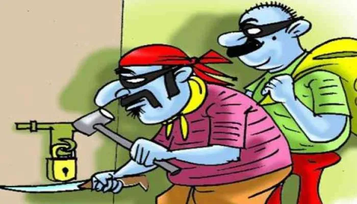 सीतापुर: बेखौफ चोरों ने उड़ाया साढ़े तीन लाख का माल