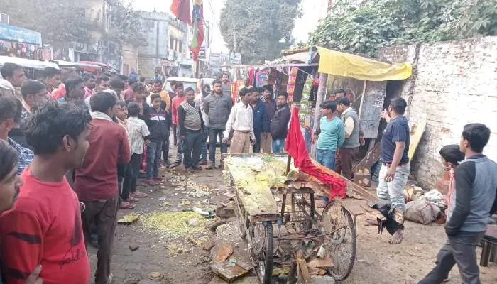 बहराइच: कॉफी मशीन में विस्फोट, चपेट में आया दुकानदार घायल, ठेले के उड़ परखच्चे