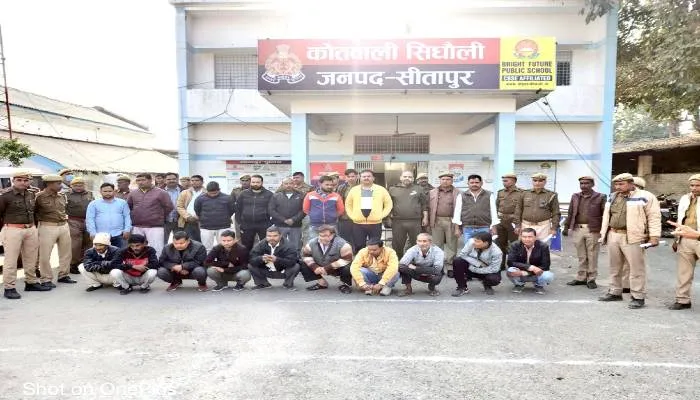 सीतापुर: पुलिस ने 22 जुआरियों को किया गिरफ्तार, लाखों रुपए कैश, गाड़ियां व मोबाइल बरामद