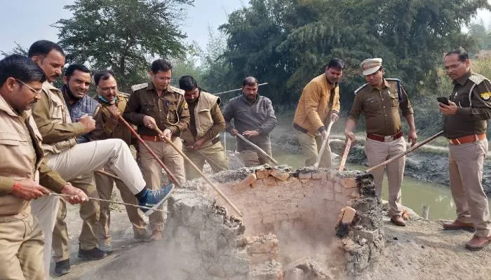 अयोध्या: आबकारी विभाग ने दी दबिश, 40 लीटर कच्ची शराब व 8 क्विंटल लहान कराया नष्ट