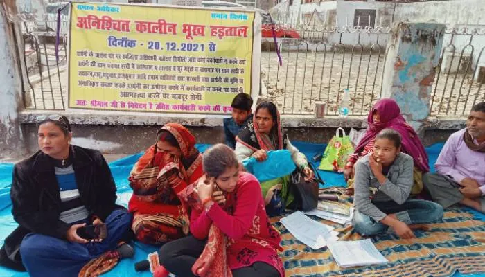 सीतापुर: दबंगों से पीड़ित महिला परिवार के साथ कर रही अनशन, जानें पूरा मामला