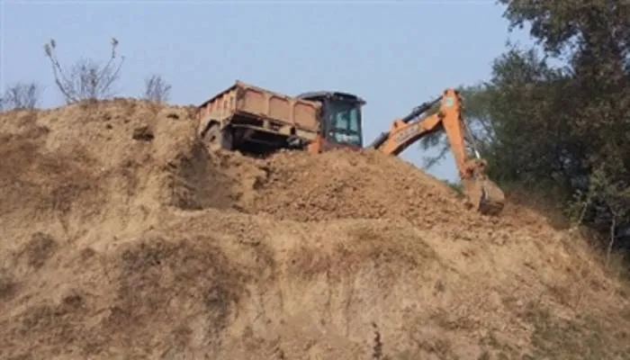 कानपुर: धड़ल्ले से चल रहा मिट्टी खनन का कारोबार, अधिकारी मौन