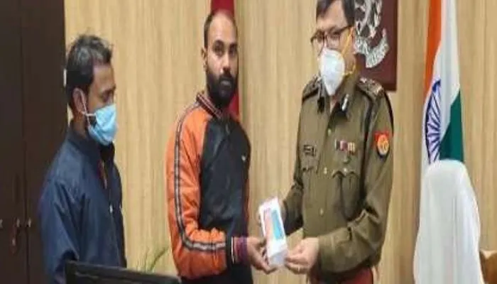 लखनऊ: दारोगा ने तोड़ा युवक का मोबाइल, पुलिस आयुक्त ने किया नया गिफ्ट, जानें मामला