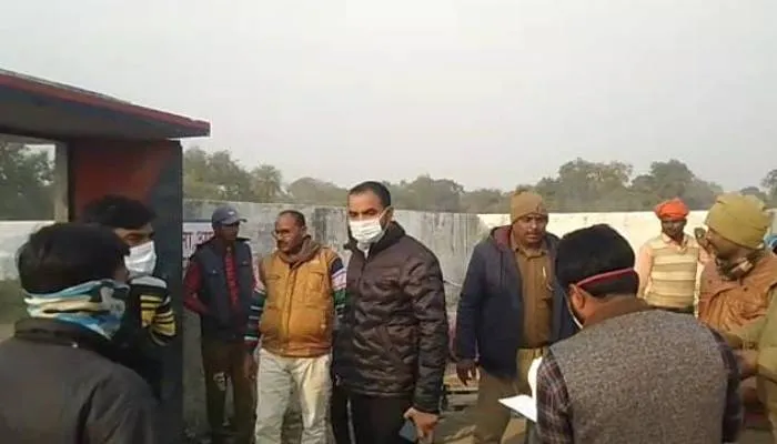 हरदोई: घटतौली करने पर गैस गोदाम में पड़ा सरकारी ताला, गोदाम छोड़ कर भागे कर्मचारी