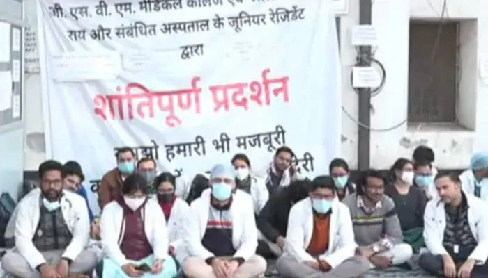 कानपुर : जूनियर डॉक्टरों की हड़ताल के चलते ओपीडी में परेशान दिखे मरीज और तीमारदार