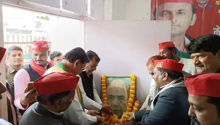 गोरखपुर: सपा नेताओं ने मनाया पूर्व प्रधानमंत्री चौधरी चरण सिंह की 119 वी जयंती
