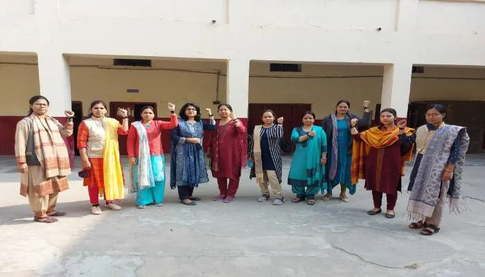 महाविद्यालयों के शिक्षकों का विरोध प्रदर्शन जारी, काली पट्टी बांधकर किया शिक्षण कार्य