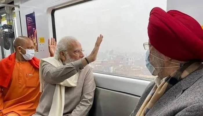 पीएम मोदी के बटन दबाते ही विकास की मेट्रो सोशल मीडिया में हुई जमकर वायरल
