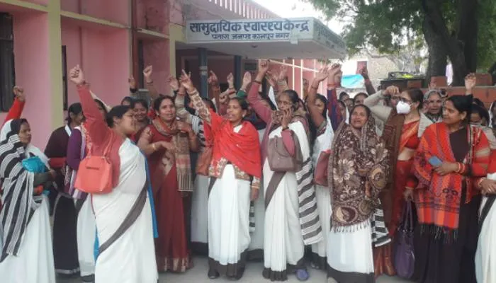 कानपुर: मांगों को लेकर आशा बहुओं का पांच दिवसीय धरना प्रदर्शन शुरू