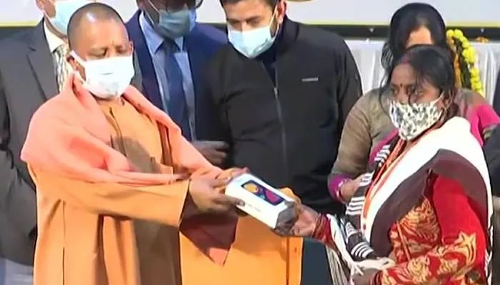 मुख्यमंत्री योगी ने आशा बहुओं को वितरित किए स्मार्टफोन, बढ़ाया मानदेय