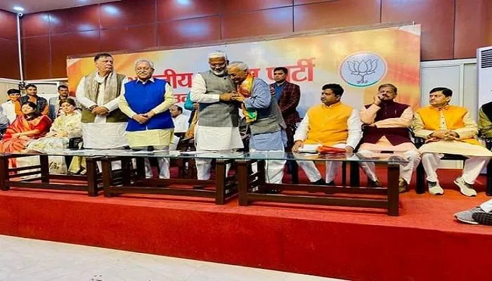 सत्यदेव त्रिपाठी ने कांग्रेस का हाथ छोड़ पकड़ा भाजपा का दामन