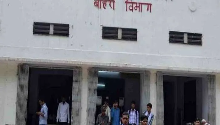 कानपुर: हैलट अस्पताल के वार्ड में फैली गंदगी पर बाल अधिकार आयोग के सदस्य ने जताई नाराजगी