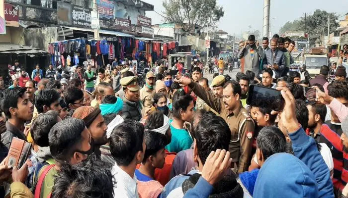 सीतापुर: पुलिस पर उचित कार्रवाई न करने का आरोप लगाते हुए किया प्रदर्शन