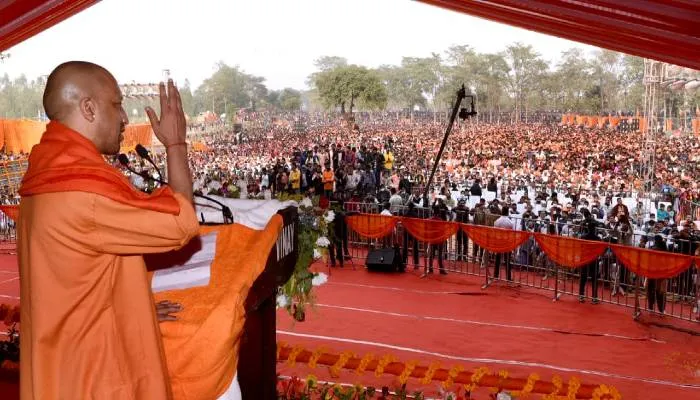 सीतापुर: सरकार और विपक्ष में फर्क बता कर शुभचिंतक की भूमिका में दिखे सीएम योगी