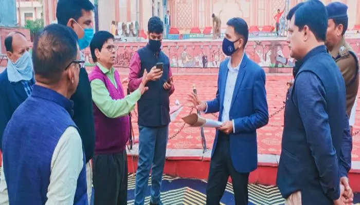 ओमिक्रॉन के चलते बस अड्डों, रेलवे स्टेशन तथा एयरपोर्ट पर रखी जाए कड़ी नजर : डीएम