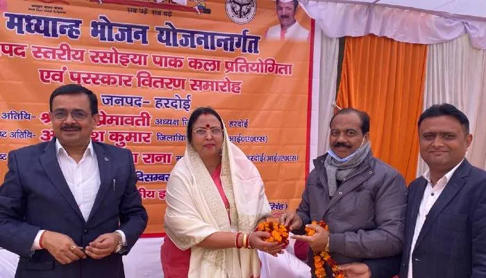 हरदोई: रसोइया पाक कला प्रतियोगिता में सुनीता ने मारी बाजी, जिपं. अध्यक्ष ने बढ़ाया हौसला