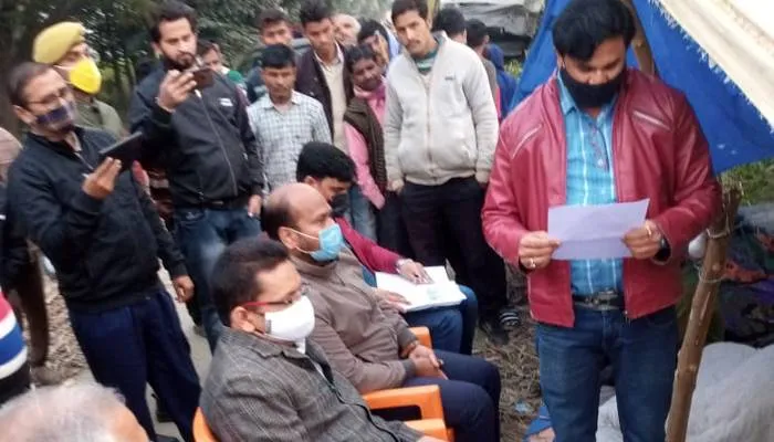 लिखित आश्वासन मिलने के बाद ग्रामीणों ने खत्म किया अनशन, जानें पूरा मामला