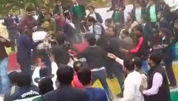 कानपुर: कबड्डी मैच के दौरान निर्णायक मंडल के दो सदस्यों में हुई मारपीट, वीडियो वायरल