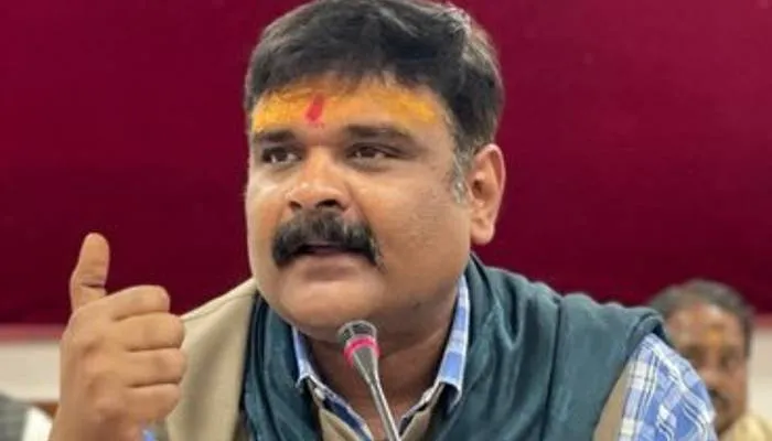 सपा इत्र की सुगंध को अपवित्र कर रही : सुब्रत पाठक