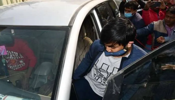 आयकर विभाग ने इत्र कारोबारी के कानपुर, कन्नौज, गुजरात व मुंबई स्थित प्रतिष्ठानों पर एक साथ की कार्रवाई, बेटे को लिया हिरासत में