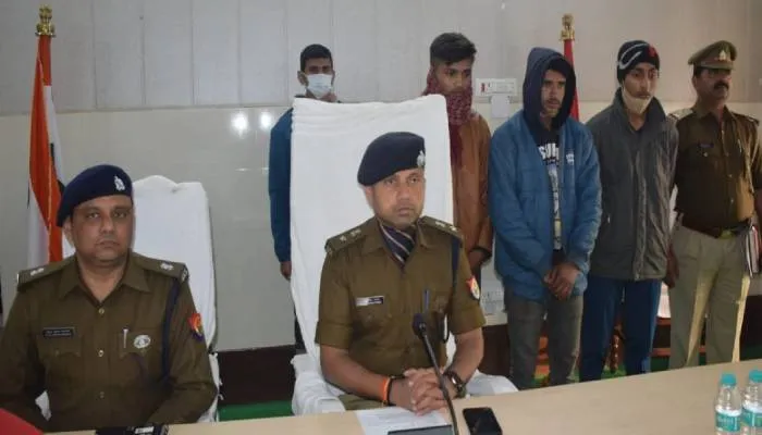 अयोध्या: पुलिस ने तीन बदमाशों को किया गिरफ्तार, चोरी के 3.27 लाख रुपए व 7 लाख के जेवर बरामद