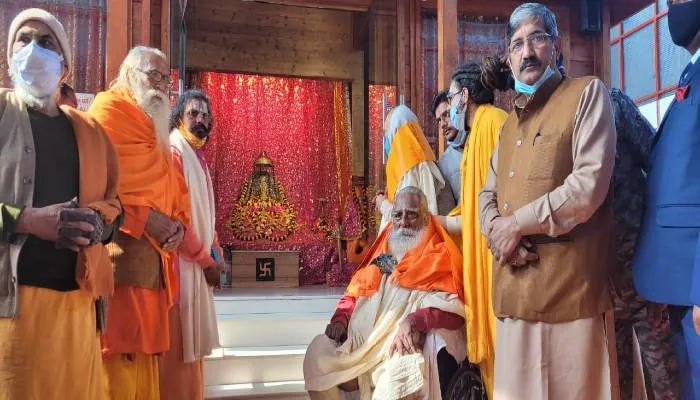 अयोध्या: 16 माह बाद रामलला का दर्शन करने पहुंचे महंत नृत्य गोपाल दास, मंदिर निर्माण के कार्यों का भी किया अवलोकन