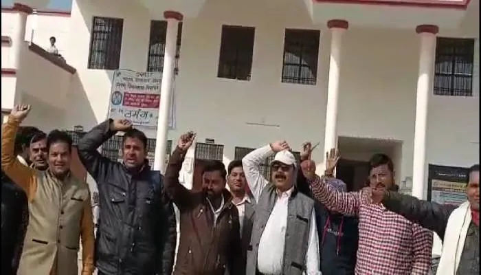 बहराइच: पत्रकारों से सीएचसी अधीक्षक व डॉक्टर ने की अभद्रता, नाराज पत्रकारों ने किया प्रदर्शन