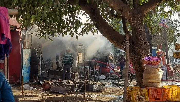 बहराइच: गैस रिफिलिंग के दौरान लगी आग, ब्लास्ट होने लगे सिलेंडर, मोहल्ले में मची भगदड़