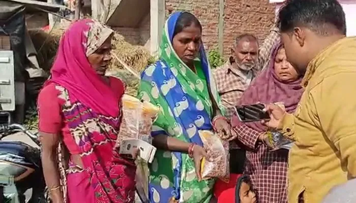 बाराबंकी: कोटेदार पर पैकेट से चना निकालने का कार्ड धारकों ने लगाया आरोप