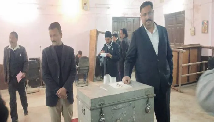 हरदोई: अधिवक्ता संघ चुनाव में जमकर हो रहा मतदान