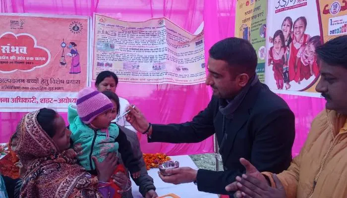 अयोध्या: नगर आयुक्त विशाल सिंह ने महिलाओं को बांटी फलों की टोकरी