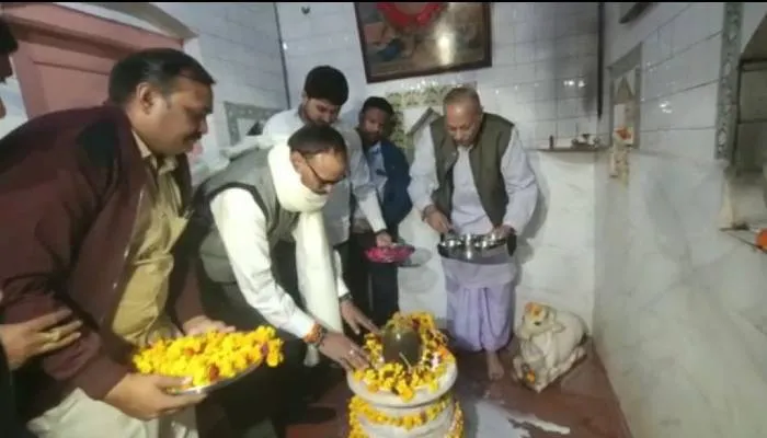 काशी विश्वनाथ कॉरिडोर के उद्घाटन के साथ ही शिवमय हुई लखनऊ, लोगों ने की पूजा-अर्चना