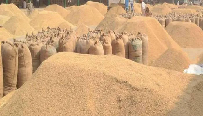 रायबरेलीः किसान नेता ने धान क्रय केंद्रों पर मनमानी का आरोप लगाते हुए किया हंगामा