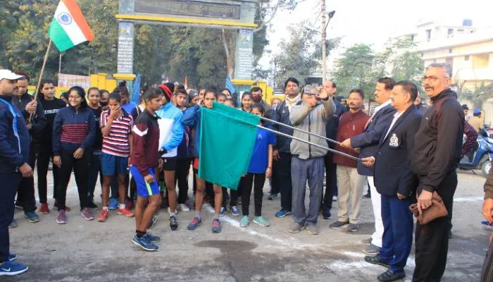 रायबरेलीः मिनी मैराथन में दौड़े धावक, योगेंद्र व कुमकुम ने मारी बाजी