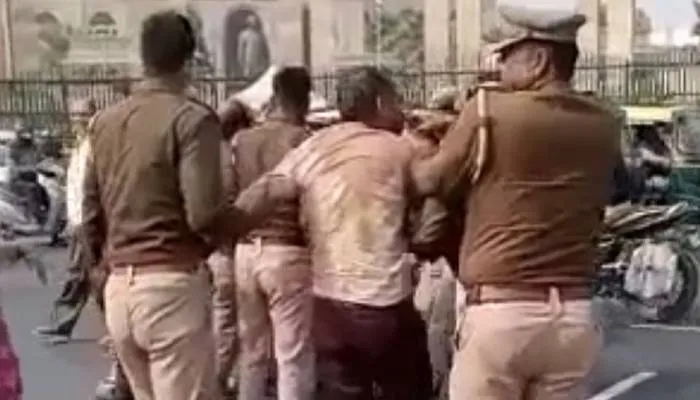 लखनऊ: विधान भवन के सामने खनन ठेकेदार ने साथी संग किया आत्मदाह का प्रयास, जानें मामला
