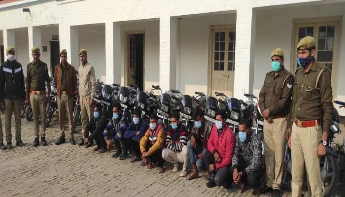 अयोध्या: चोरी की 20 बाइकें बरामद, आठ आरोपियों को पुलिस ने किया गिरफ्तार