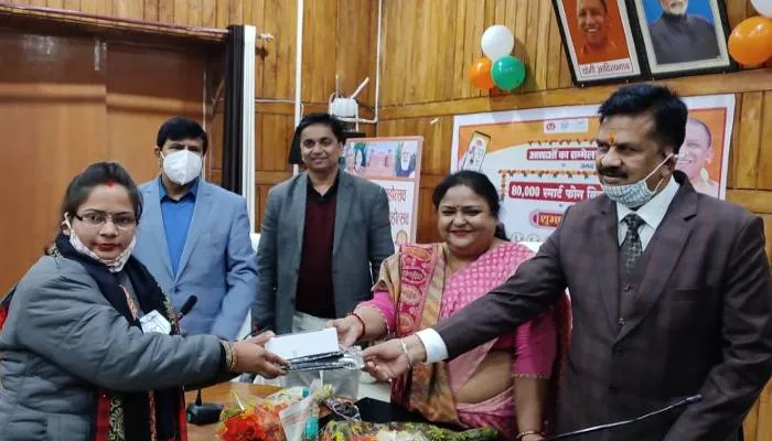 बहराइच: स्मार्टफोन पाकर खिले आशा कार्यकर्ताओं के चेहरे