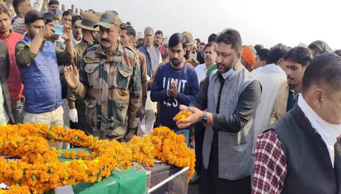 हरदोई: लांसनायक दिवाकर का भरखनी गांव पहुंचा पार्थिव शरीर, अंतिम दर्शन को उमड़ा जनसैलाब
