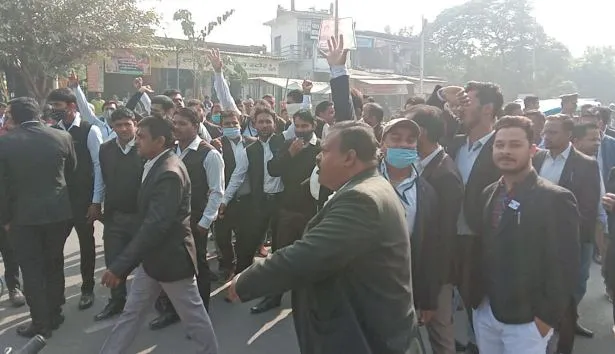 अमरोहा: वकीलों ने एसपी कार्यालय के बाहर प्रदर्शन कर लगाया जाम